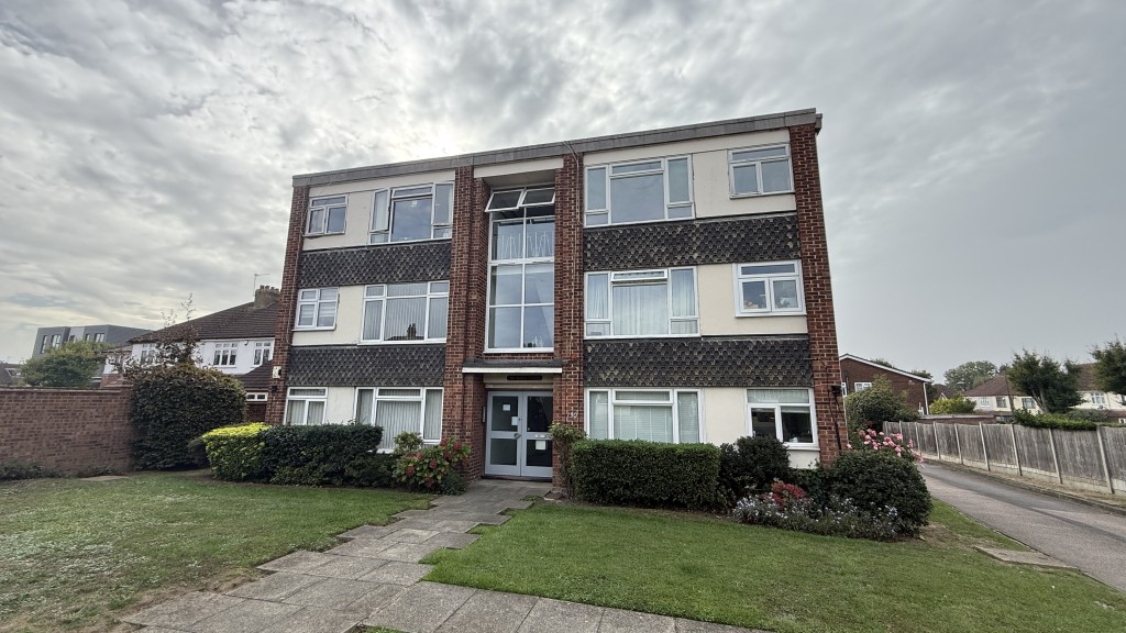 Lot: 12 - ONE-BEDROOM FLAT WITH SHARE OF FREEHOLD - External image of building